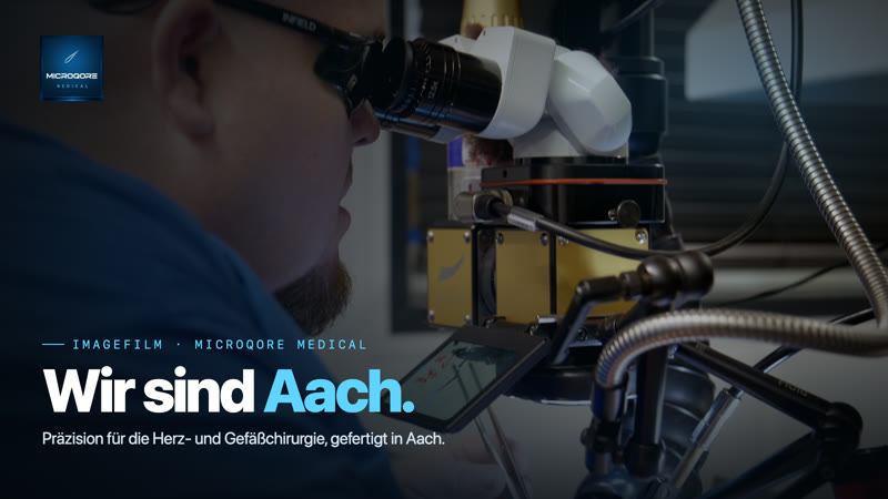Imagefilm von MICROQORE MEDICAL: Wir sind Aach. Standbild: Prüfung unter dem Mikroskop
