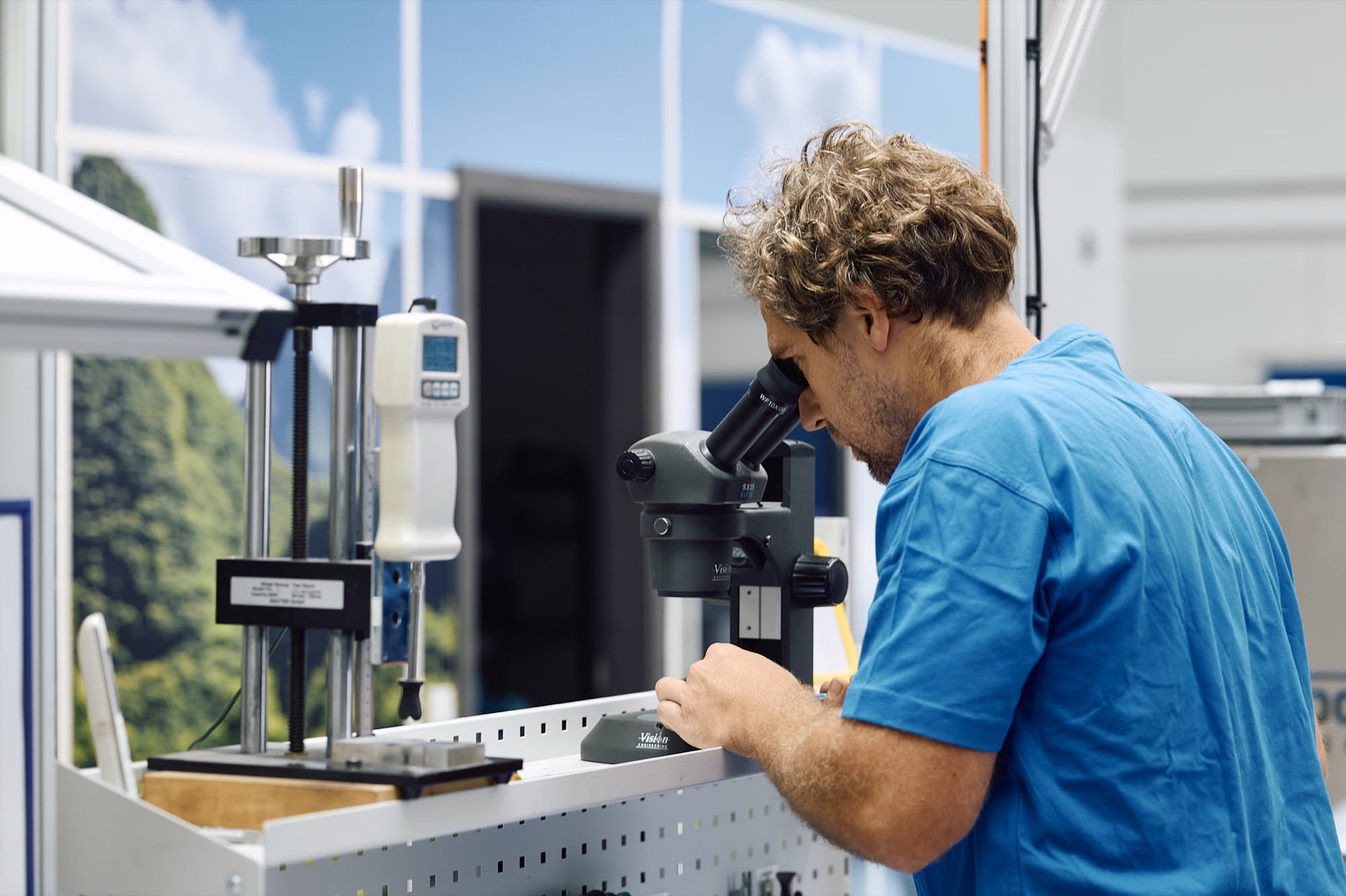 Qualitätsprüfung unter dem Mikroskop bei MICROQORE