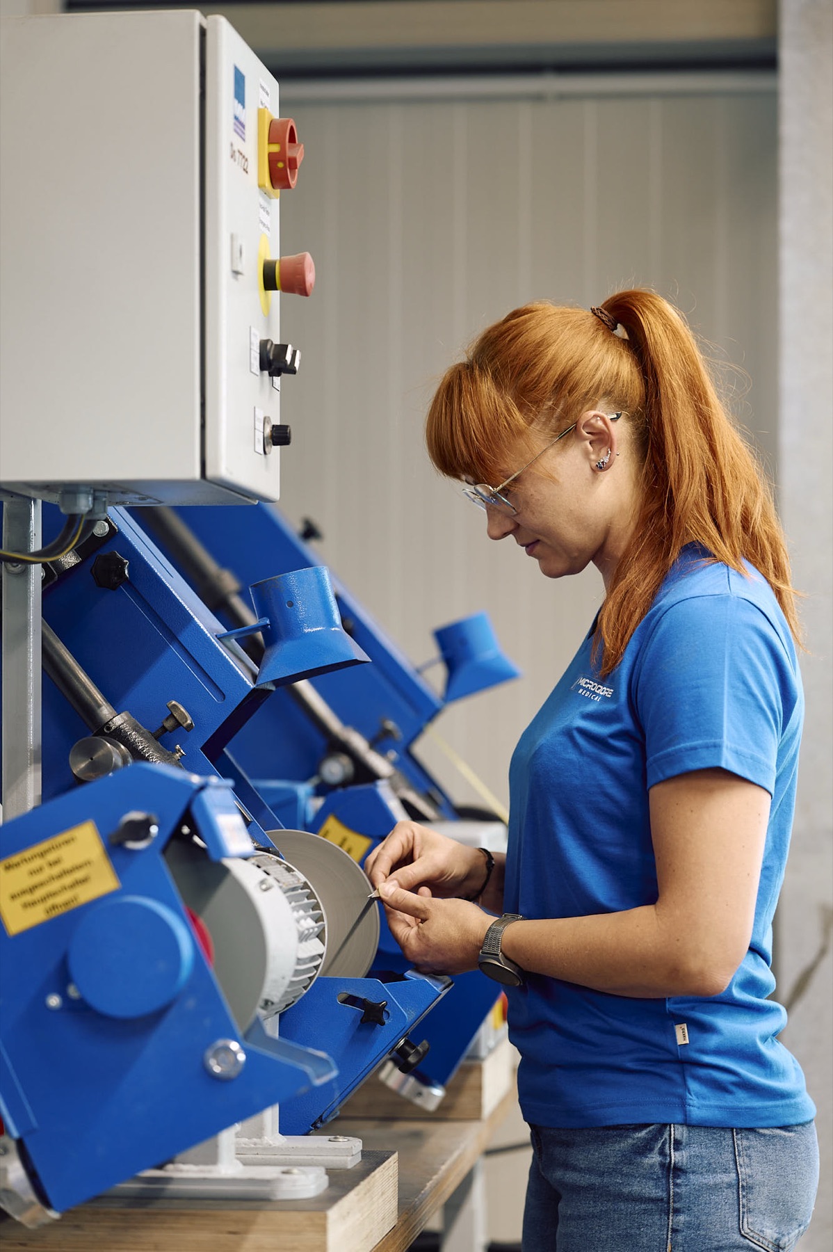 Mitarbeiterin an der Schleifmaschine