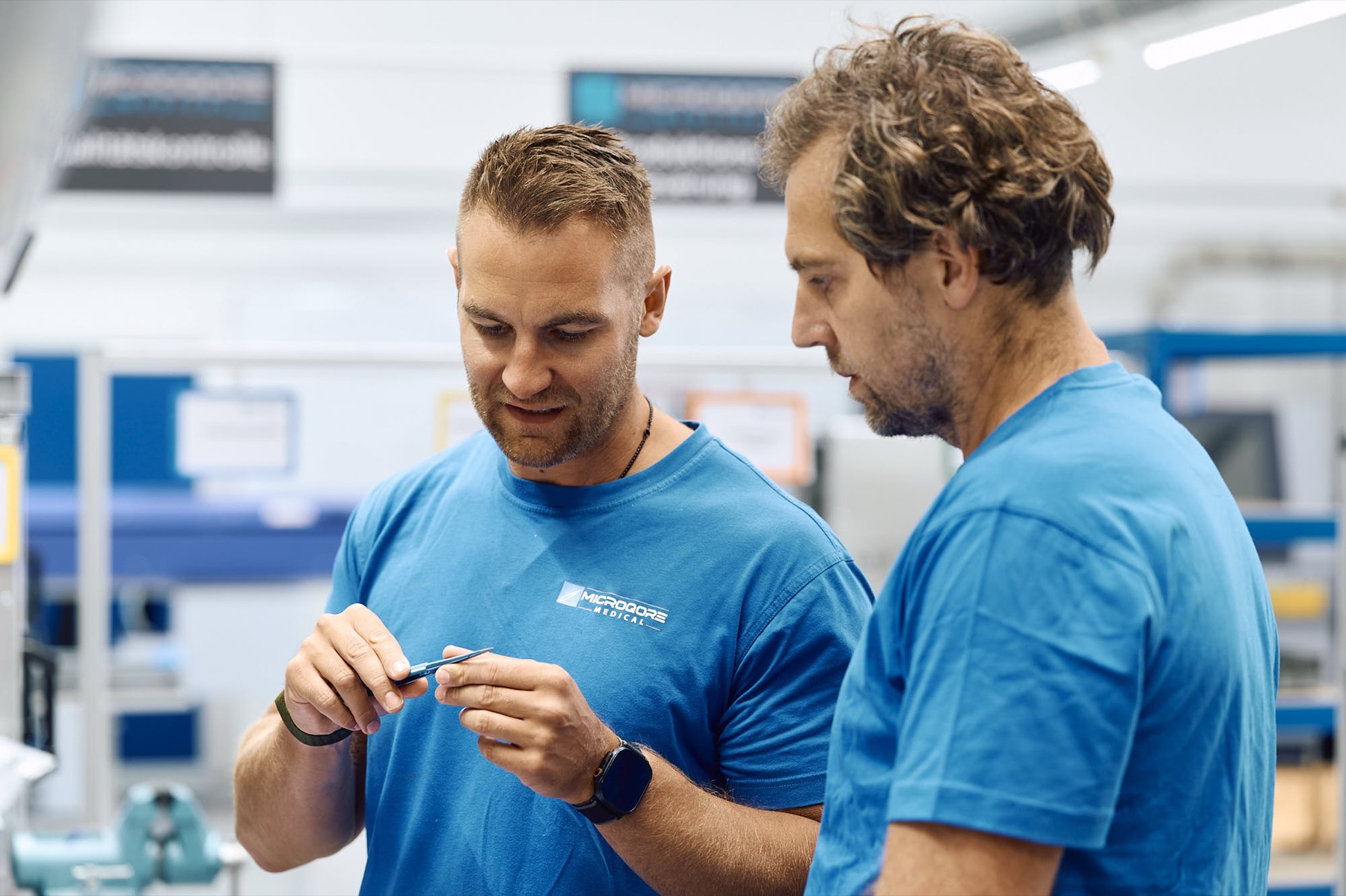 Zwei MICROQORE-Mitarbeiter prüfen ein Instrument im Werk in Aach